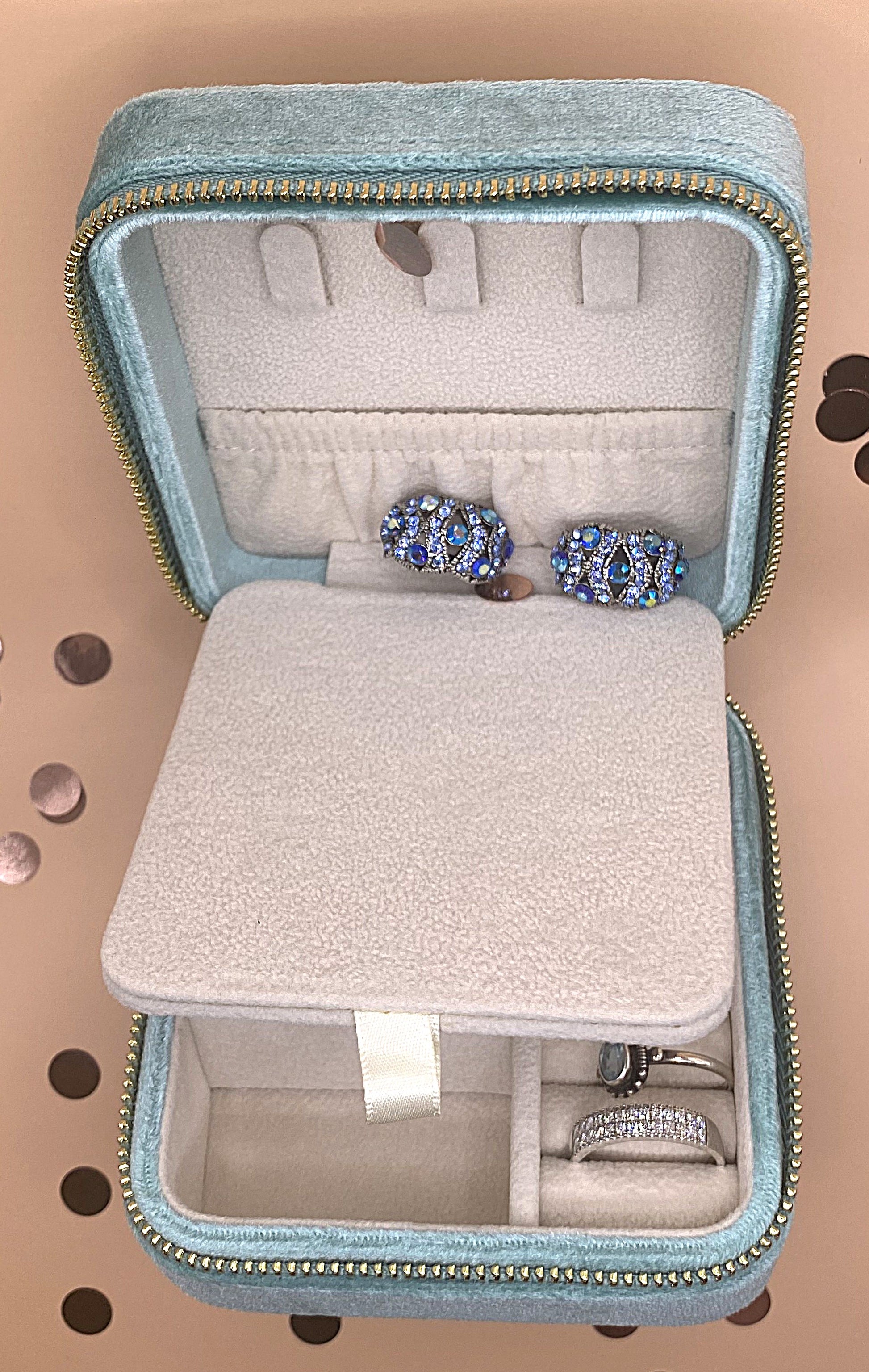 Benevolence LA Plush Velvet Jewelry Case - LIght Green